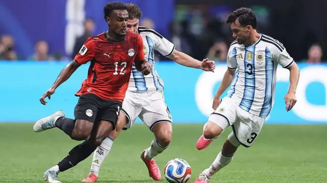 لاعب منتخب مصر هيثم حسن يركض بالكرة خلال مباراة أمام الأرجنتين في كأس العالم 2026