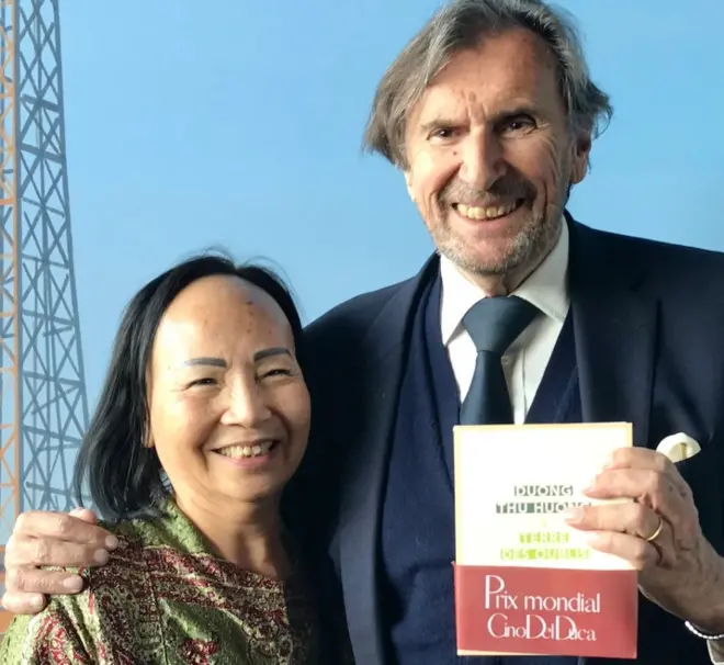 Bà Dương Thu Hương và ông Daniel Rondeau, thuộc Viện Hàn lâm Pháp