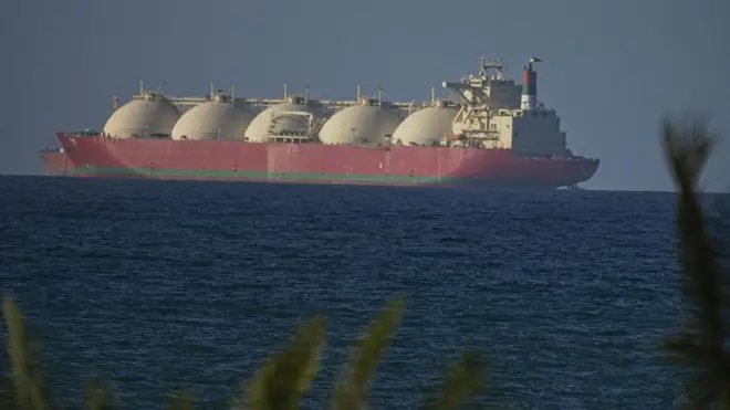 Bir tanker boğazda ilerliyor. Üzerinde devasa petrol hazneleri var.