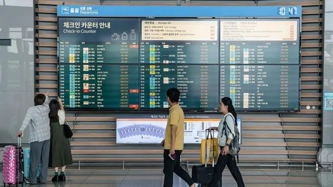 韩国仁川机场旅客剪影。