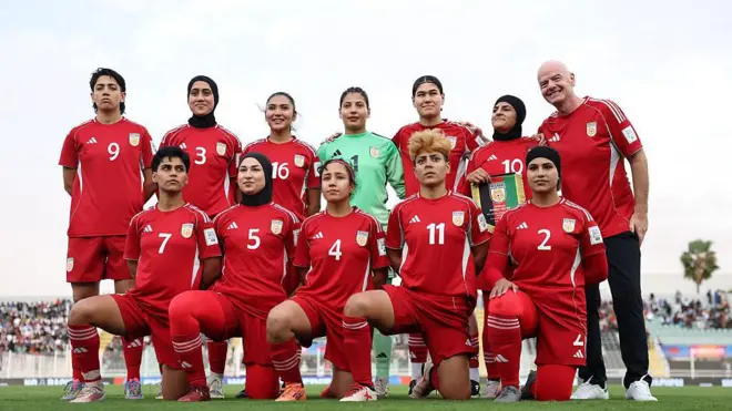 
کازابلانکا، مراکش: بازیکنان فوتبال تیم «زنان متحد افغان» قبل از مسابقه فیفا یونیتس: سری زنان ۲۰۲۵ با تونس در ۲۹ اکتوبر ۲۰۲۵ 