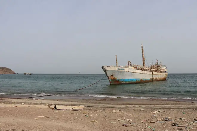 سفينة راسية في مضيق باب المندب بالبحر الأحمر على الساحل اليمني، بتاريخ 24 يوليو/تموز 2026. الصورة التقطت نهاراً حيث الموج هادئ والسماء صافية.