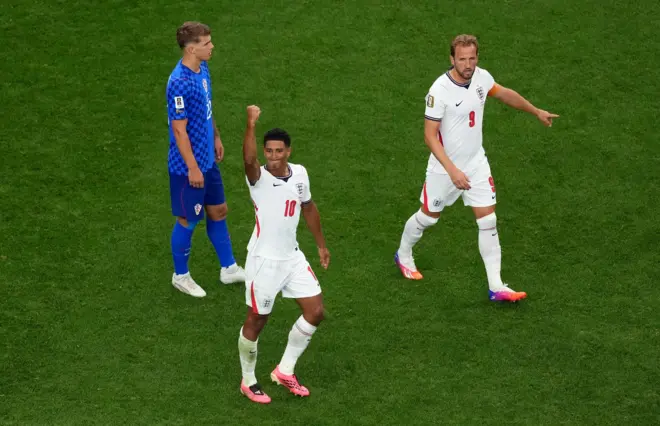 بيلينغهام يسجل الهدف الثالث لإنجلترا في شباك كرواتيا 3-2