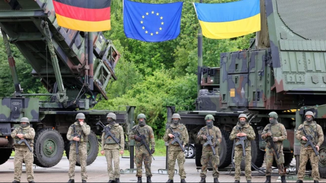 جنود ألمان وأوكرانيون يقفون أمام منظومة باتريوت الدفاعية الجوية 