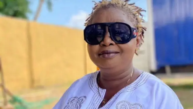 Akọrin Juju St. Janet wọ aṣọ funfun pẹlu awo loju