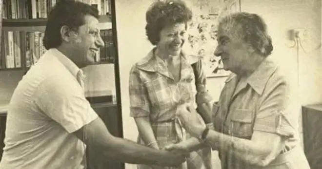 روبرت داسا مع رئيسة الوزراء الإسرائيلية غولدا مائير بعد إطلاق سراحه من مصر