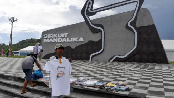 Seorang pria menjual kaos suvenir jelang balapan MotoGP Grand Prix Indonesia di Sirkuit Internasional Mandalika di Kuta Mandalika di Lombok Tengah pada 18 Maret 2022.