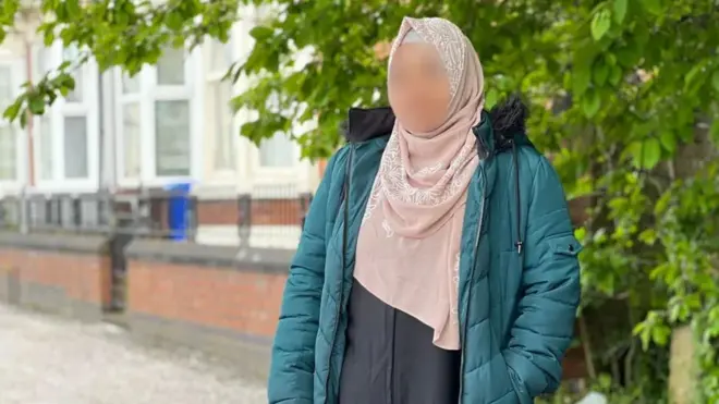 ဆူလ်တာနာ(အမည်လွှဲ)ဟာ အနိုင်ကျင့်ခံရတာတွေကိုကျော်လွှားဖို့ ပြင်းထန်တဲ့ကုသမှုခံယူခဲ့ပေမခဲ့ပေမယ့် သူမခံစားနေရတဲ့ PTSDကို ပြန်ဆွပေးနေသလိုဖြစ်နေတယ်လို့ ပြောပါတယ် 