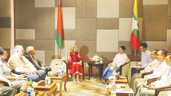 ရွေးကောက်ပွဲအပိုင်း ၃ အတွက်‌ရောက်လာတဲ့ ဘယ်လာရုစ်ကိုယ်စားလှယ်အဖွဲ့နဲ့ ရွေးကောက်ပွဲကော်မရှင် ဦးအောင်စောဝင်းတို့ တွေ့ဆုံခဲ့တဲ့မြင်ကွင်း