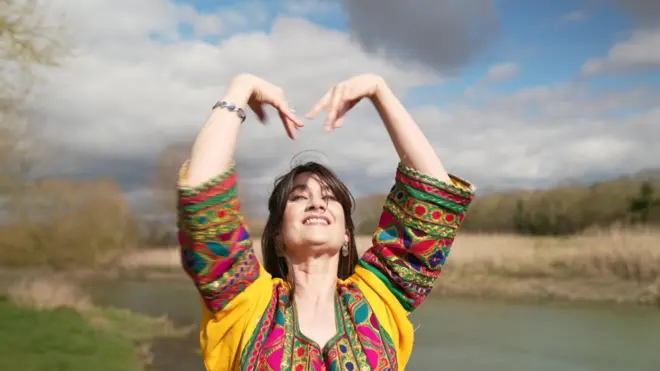 ربیکا مېچل په کمبرېج پوهنتون کې پي اېچ ډي کړې ده. په دغه پوهنتون کې د فرانسوي او ژبپوهنې استاده ده. هغې پنځه کتابونه هم لیکلي دي، خو وايي، نڅا یې دویم ژوند دی.