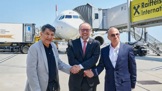 وزیر خارجه اتریش در استقبال از شهروندان آزاد شده