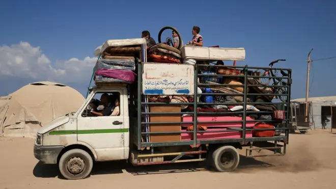 Грузовик, доверху нагруженный вещами, на пыльной грунтовой дороге в секторе Газа