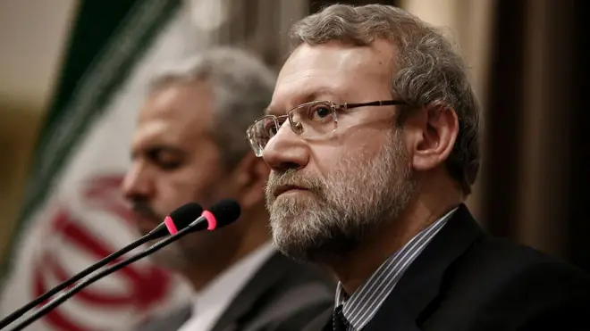 काले सूट में अली लारिजानी