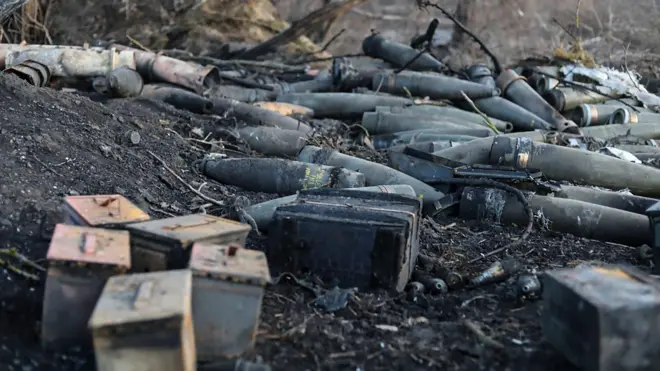 Pres-služba ruskog Ministarstva odbrane objavila je ovu fotografiju koja prikazuje napuštenu ukrajinsku municiju na položaju u Kurskoj oblasti u Rusiji, 14. marta 2025. godine.