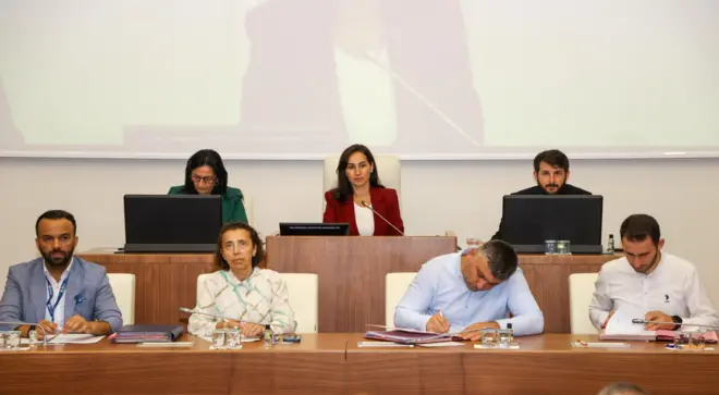 Özlem Vural Gürzel Beykoz Belediye Meclis toplantısına başkanlık ediyor.