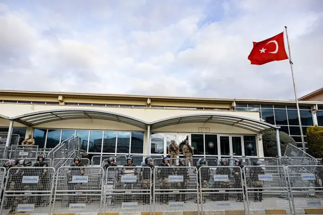 Silivri'de cezaevi yerleşkesinin önüne barikat kuran jandarmalar