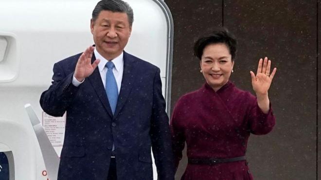 フランスに到着した中国の習近平国家主席と妻の彭麗媛氏