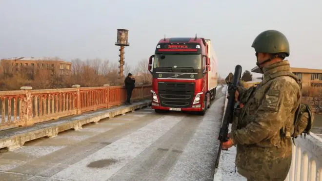 Alican Sınır Kapısı yakınında bir yardım tırının askerler eşliğinde Türkiye'ye geçişi görülüyor.