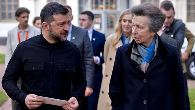 Ukraine's President Volodymyr Zelenskiy holds a letter he received from Britain's Anne, Princess Royal, amid Russia’s attack on Ukraine, at St. Sophia's Cathedral in Kyiv, September 30, 2025.