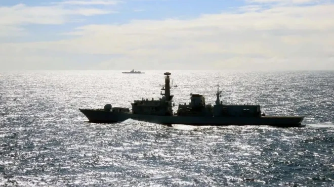 Фрегат Королевского военно-морского флота HMS St Albans (на переднем плане), и корабль российского ВМФ «Адмирал Головко» в Ла-Манше