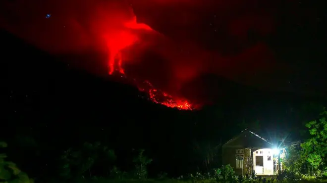 Luncuran lava pijar Gunung Lewotobi Laki-Laki terlihat dari Desa Nurri, Ile Bura, Kabupaten Flores Timur, NTT, Minggu (14/1/2024).