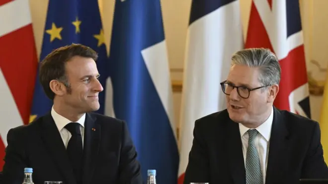رئيس الوزراء البريطاني كير ستارمر (إلى اليمين) والرئيس الفرنسي إيمانويل ماكرون (إلى اليسار).