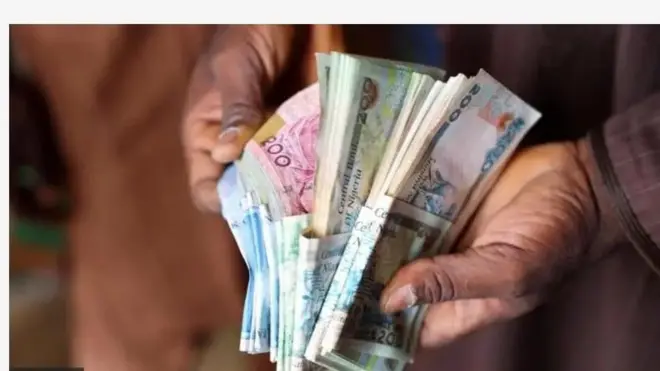 Ọwọ kan ko owo naira dani, igba ati ẹgbẹrun kan naira ni iru owo to ko dani naa