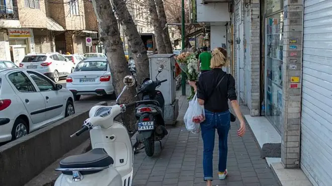 زنان عابر پیاده در تهران و شیراز هم در روزهای اخیر پیامک حجاب اجباری دریافت کردند