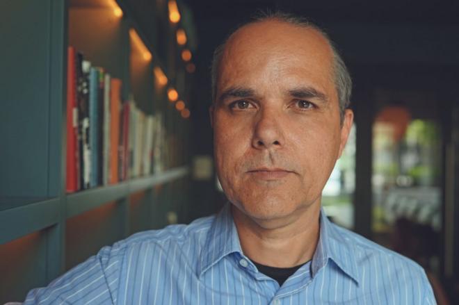 Marcelo Medeiros e uma estantesites de aposta netlivros