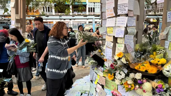 2025年11月30日,哀悼者在宏福苑附近的花園裡用鮮花和留言卡搭建臨時祭壇,悼念火災遇難者。