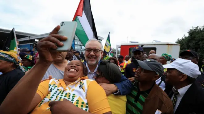 አምባሳደሩ አገራቸው ሲደርሱ የተደረገላቸው አቀባበል