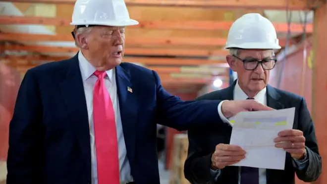 دونالد ترامپ (چپ) وجروم پاول (راست)