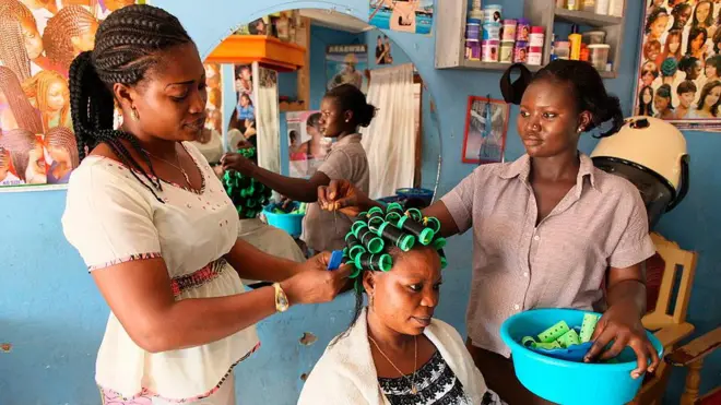 Awọn obinrin to n sẹ irun loge pẹlu ọsẹ