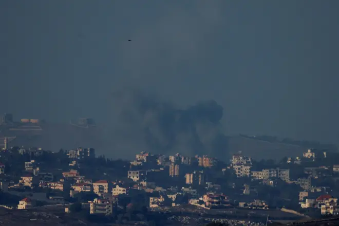 Fumaça sobe após ataques aéreos da Força Aérea Israelensebanca de apostas futebolvilarejos do sul do Líbano