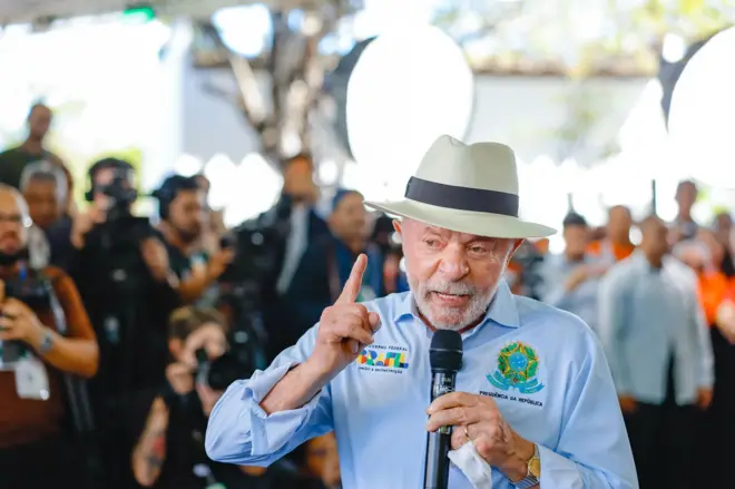 Presidente Lula em discurso com microfone na mão