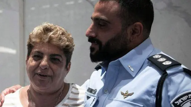 راکل ادری از اوفاغیم در جنوب اسرائیل، که توسط گروه مبارز فلسطینی حماس به گروگان گرفته شده بود، با دورون آلموگ، رئیس آژانس یهود، در دیدار با رئیس‌جمهور ایالات متحده آمریکا در تل آویو در ۱۸ اکتبر ۲۰۲۳، عکس می‌گیرد. 