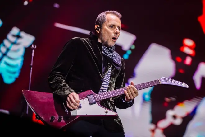 Tony Bellotto durante apresentação dos Titãs no Lollapalooza Brasil, no Autódromo de Interlagos, em 23 de março de 2024, em São Paulo