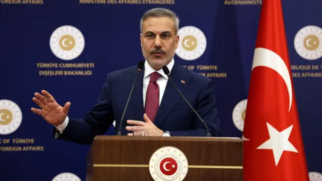 Dışişleri Bakanı Hakan Fidan bir basın toplantısında konuşuyor