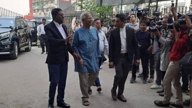 রোববার ঢাকা মহানগর দায়রা জজ আদালতে সকাল ১০টার দিকে আত্মসমর্পণ করে জামিন আবেদন করেন ড. ইউনূস। 