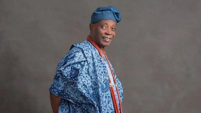 Olubadan tuntun, Oba Rasidi Adewolu Ladoja to wọ agbada, fila ati ilẹkẹ