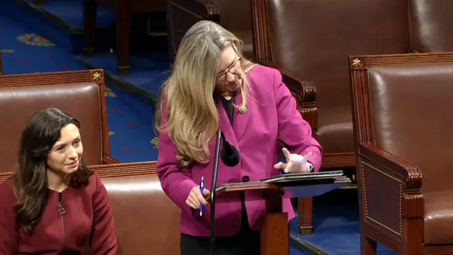 연설중인 제니퍼 웩스턴 하원의원