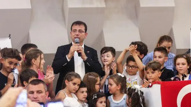 Ekrem İmamoğlu ve çocuklar.