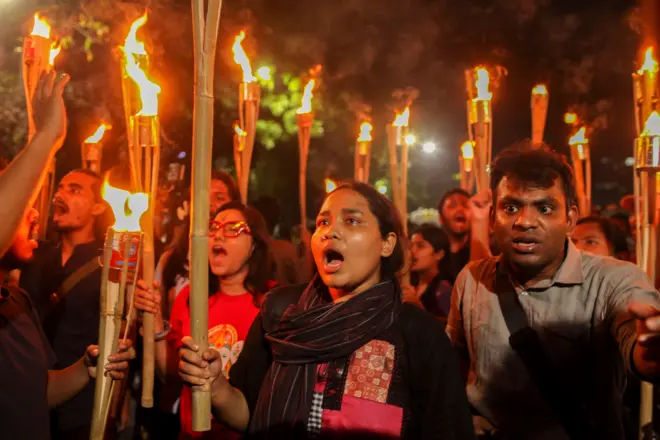 မတရားပြုကျင့်ခံရသူတွေအတွက် တရားမျှတမှု အမြန် ဖော်ဆောင်ဖို့ အစိုးရကို ဆန္ဒပြ တောင်းဆိုကြပြီး အမျိုးသမီးနဲ့ ကလေးတွေ လုံခြုံရေးအတွက် ဥပဒေတွေ ပြင်ပေးဖို့လည်း ကြွေးကြော်