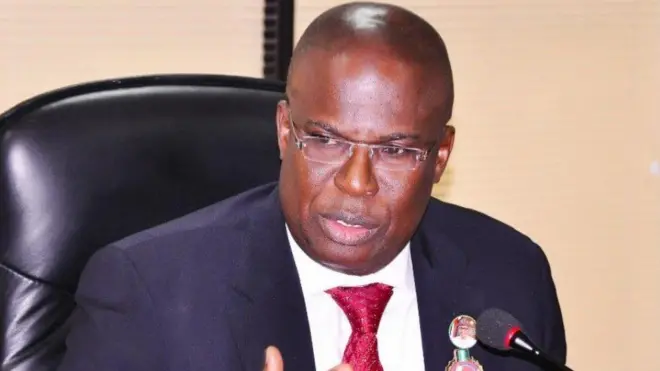 Minisita tẹlẹ, Timipre Sylva, wọ asọ kootu alawọ aro, o wọ shaati funfun to si de tai alawọ waini, ẹrọ gbohungbohun ka wa niwaju rẹ, o na ọwọ bii ẹni to n sọrọ.