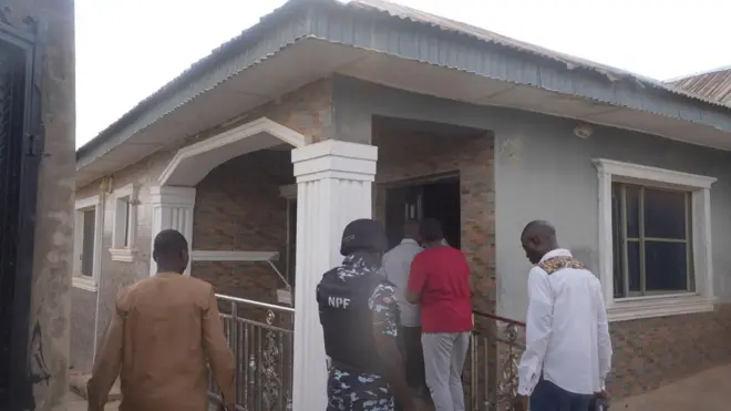 Kọmisana ọlọpaa ni ipinlẹ Oyo ati awọn akọroyin se abẹwo si ile ti awọn ajinigbe mu aburo Adelabu si