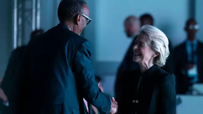 Perezida Kagame aramukanya na Ursula von der Leyen umuganga w’Umudage akaba na perezida wa Komisiyo y’Ubumwe bw’Uburayi mu gutangiza urwo ruganda i Kigali