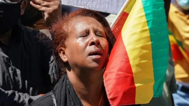 የኢትዮጵያን ሰንደቅ ዓላማ ይዛ የምታለቅስ ሴት