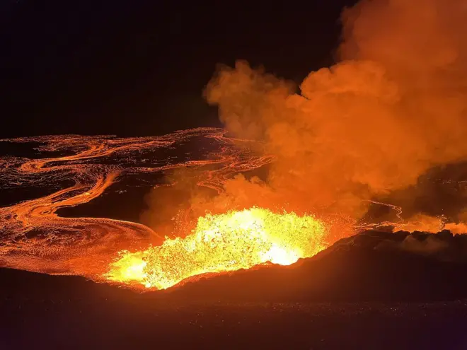 Lavas saindo de um vulcão