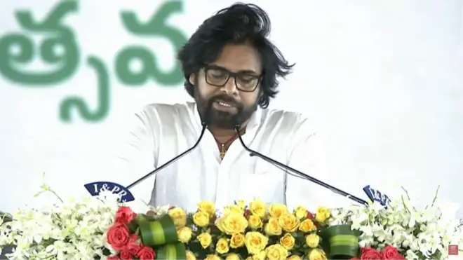 పవన్ కల్యాణ్ మంత్రిగా ప్రమాణ స్వీకారం చేశారు.