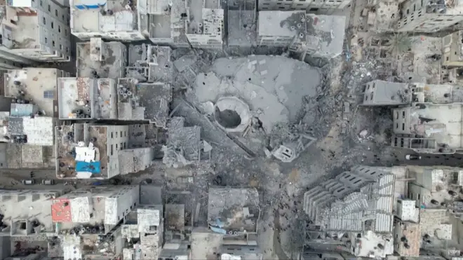 لقطات التقطتها طائرة بدون طيار تظهر الدمار في غزة بعد 100 يوم من الحرب